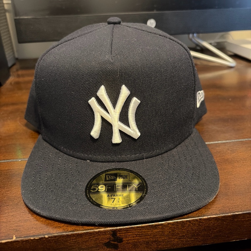 New Era Yankees Hat 7 3/4 Navy Blue – Brand New with Tags – MLB Authentic Fitted